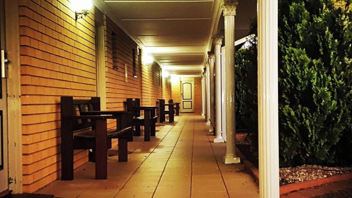 Young Hotel | Hilltops Retreat Motor Inn