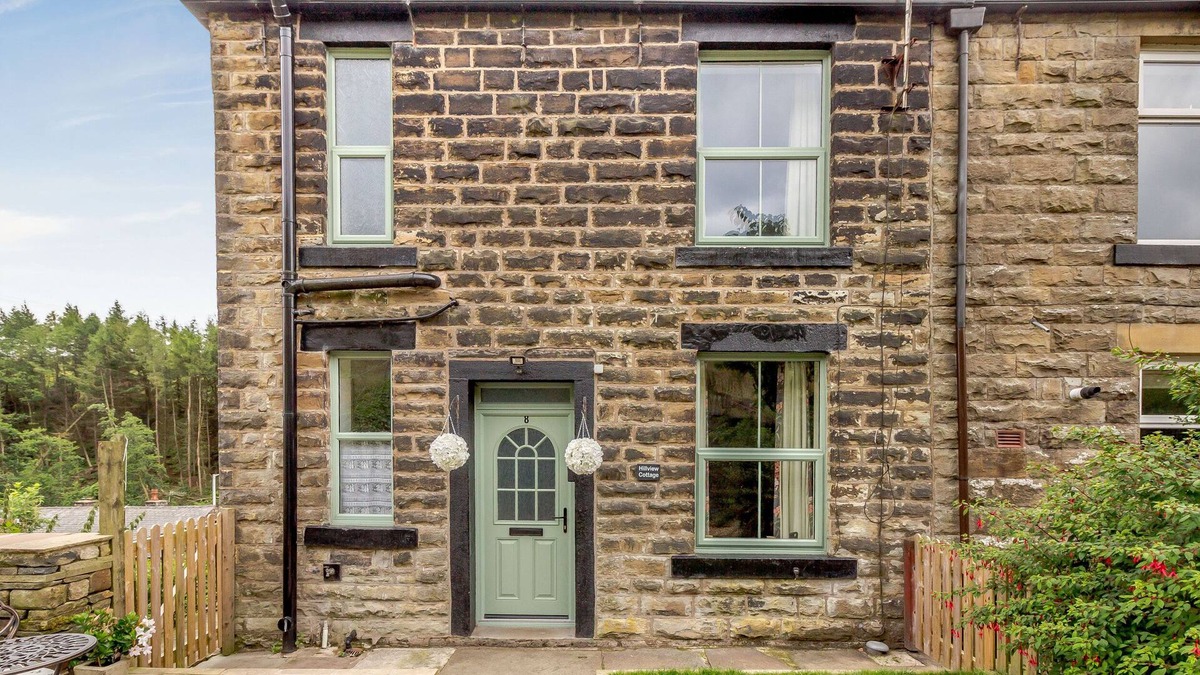 Shawforth Cottage | HILLVIEW COTTAGE, pet friendly, character holiday cottage in Bacup