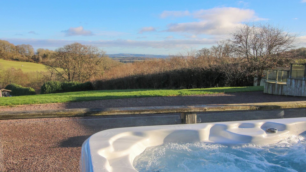 Billingsley Cottage | HILLVIEW, family friendly, with hot tub in Cleobury Mortimer