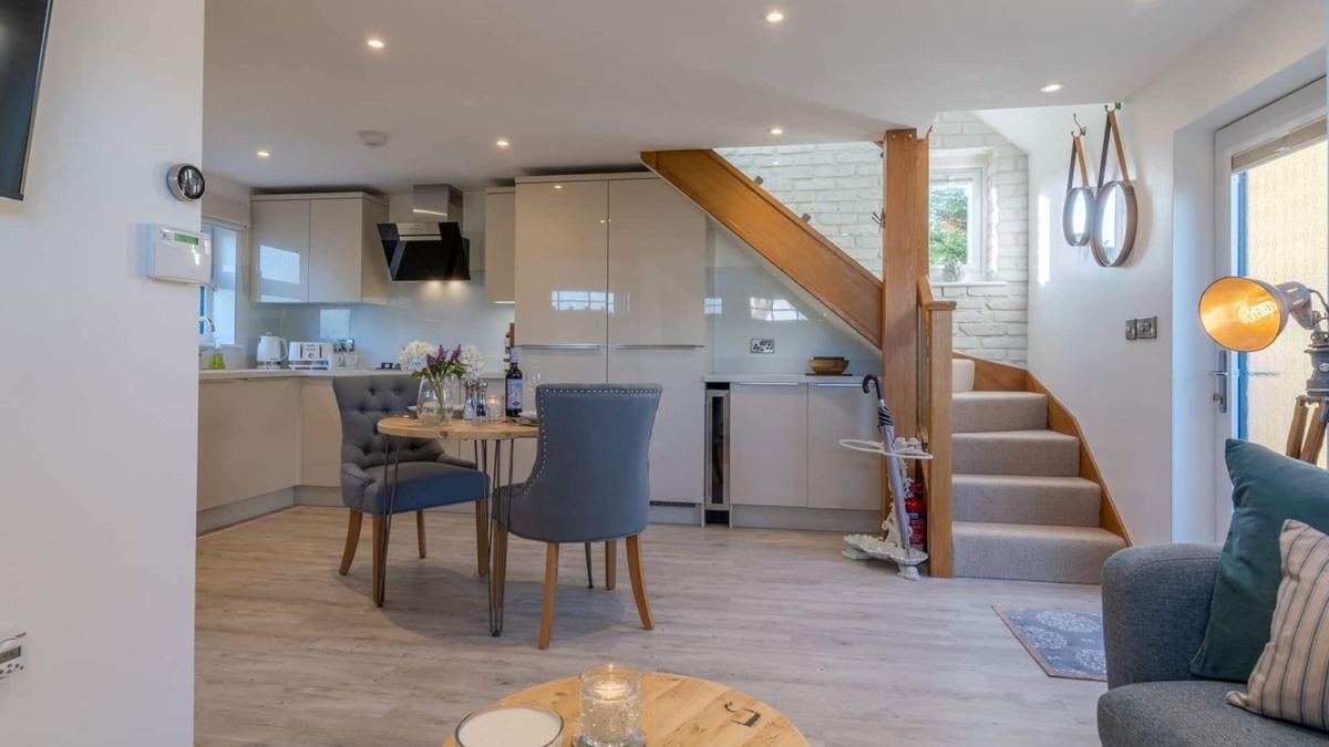 Gotherington Cottage | Hillview Hideaway - sleeps 2 guests in 1 bedroom