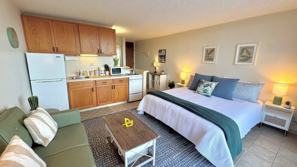 Hilo Apartment | Hilo Studio Retreat with Gorgeous Park View, AC, WiFi, Pool