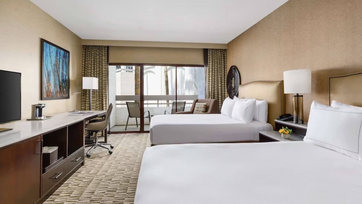 Phoenix Hotel | Hilton Phoenix Airport, Standard 2 Queens, Free Shuttle & Outdoor Pool