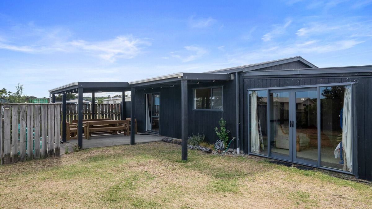 Himatangi Beach House | Himatangi Kiwi Bach - Himatangi Beach Holiday Home