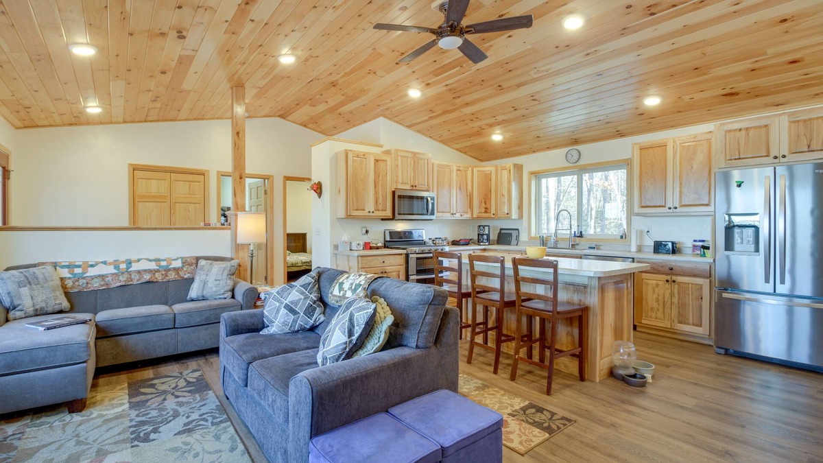 Hines Cabin | Hines Vacation Rental w/Grill: Walk to Lake!