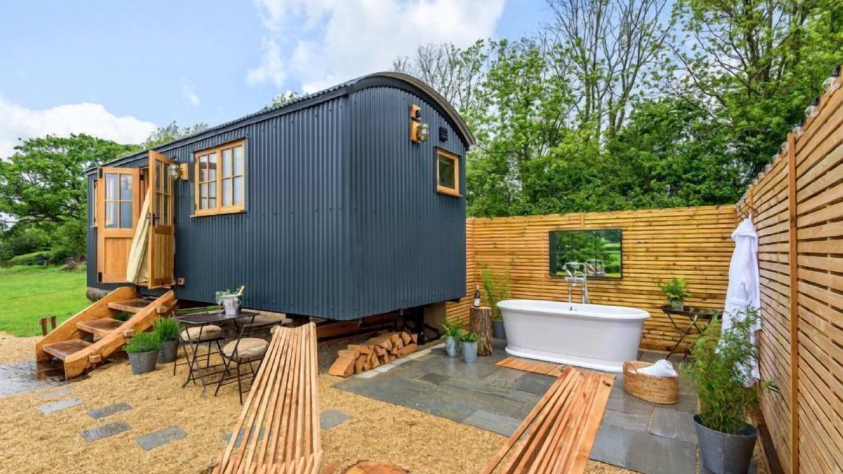 Sherborne Cabin | Hintock, a bespoke shepherds hut offering the magnificent view and outdoor bath