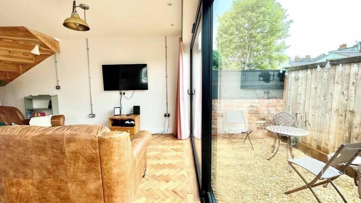 Southville House | Hip Industrial Style Southville House & Courtyard