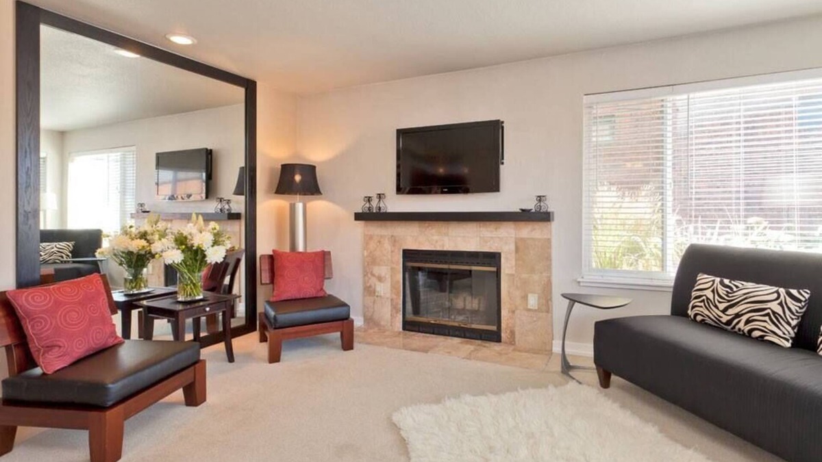 Eastlake Condo | Hip Urban Condo with Huge Private Deck