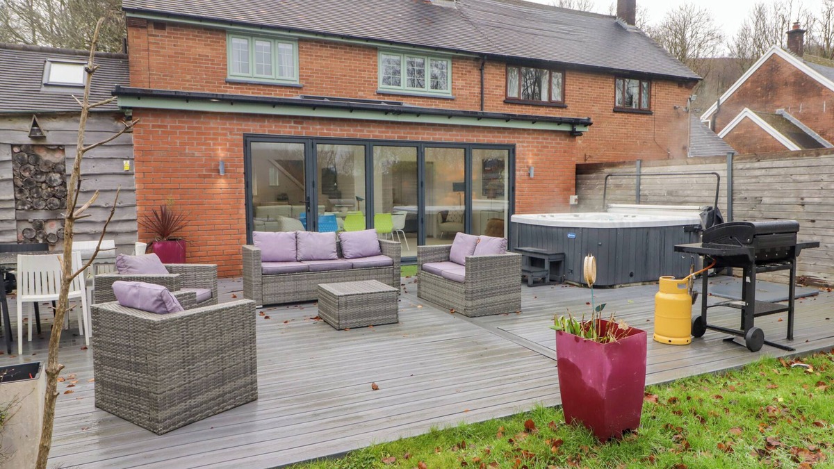 Merthyr Tydfil Cottage | HIRAETH, pet friendly, with hot tub in Cefn-Coed-Y-Cymmer