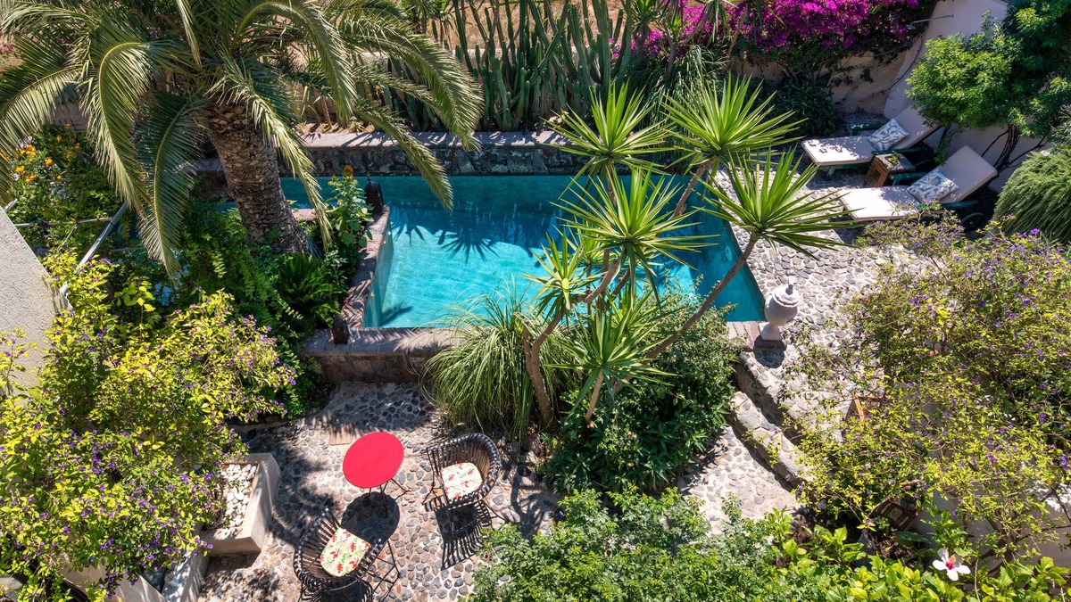 Megalochori House | Hiraeth: Serene house for 2 with pool and garden in Santorini