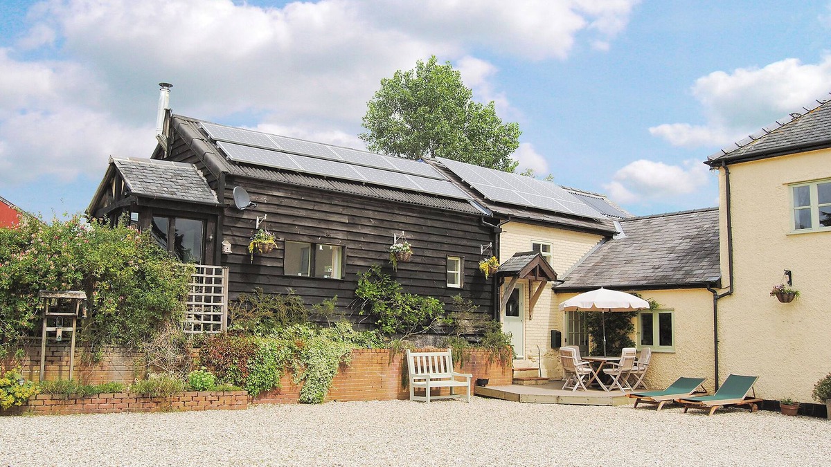 Llanfair Caereinion Cottage | Hirros Hall Longhouse