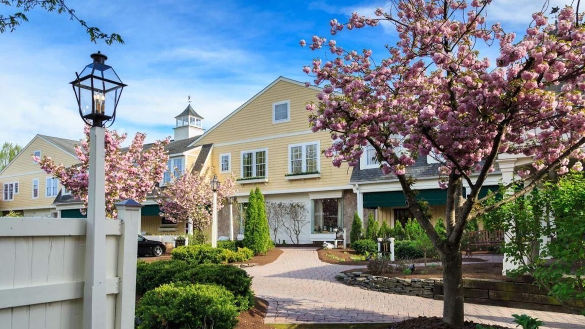 Leacock-Leola-Bareville Hotel | Historic Hotel, Charming King Club & Coach Rms, Farmhouse Feel, Spa, Pool, 5Star