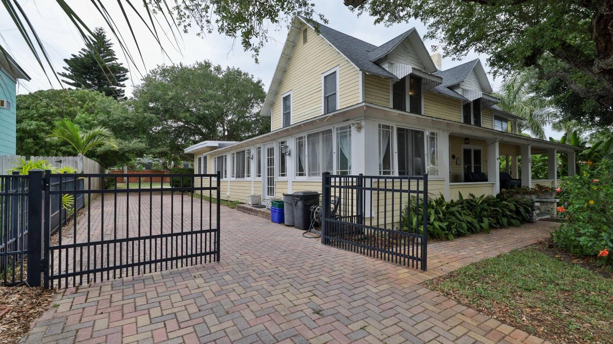 New Smyrna Beach Apartment | Historial Home located 2 blocks from Flagler - 2/1 upstairs apartment