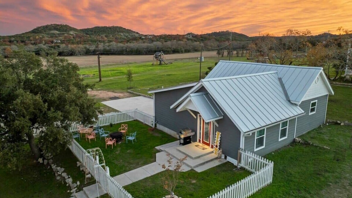 Boerne House | Historic 1 BR Cottage | Mountain Views | Firepit