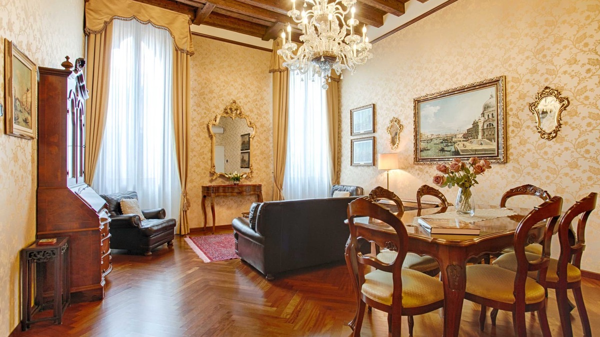 Dorsoduro Apartment | Historic 14th century Luxury Apartment