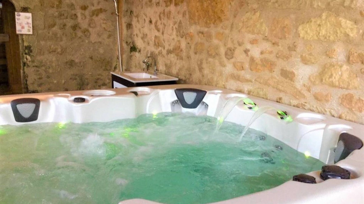 Les Essards Cottage | Historic 17th-Century Retreat: Modern Comforts, Private Sauna & Jacuzzi, Near Loire Castles