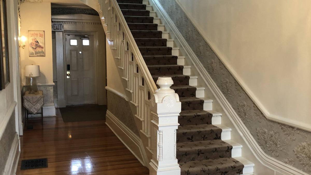 Shelbyville Apartment | Historic 1850's downtown home, located downtown, very close to Lake Shelbyville.
