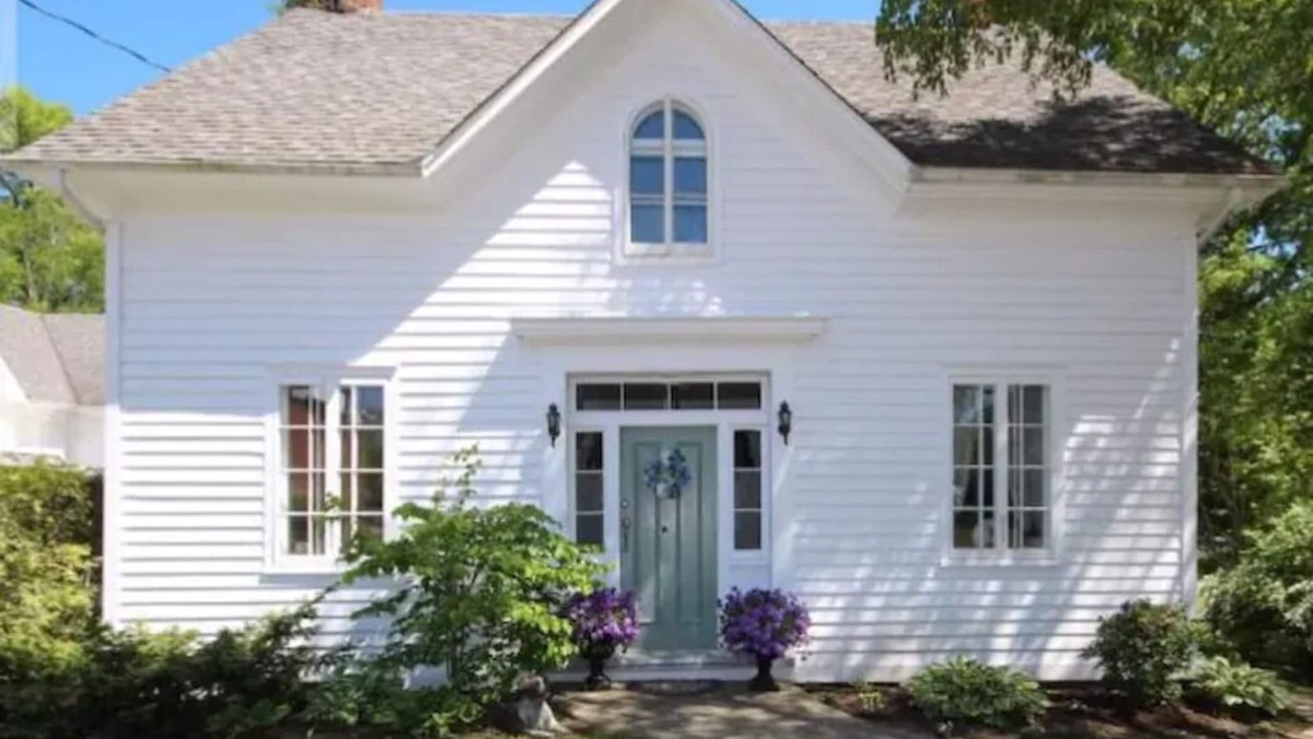 Delta House | Historic 1853 Kingsgate Lakehouse