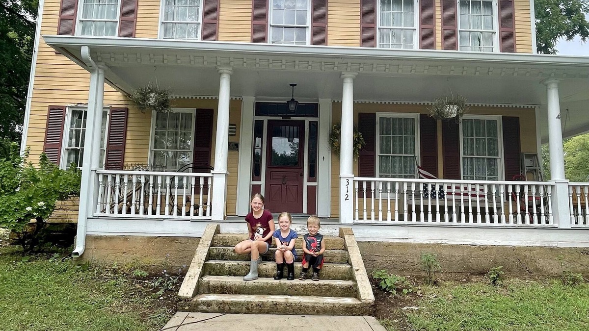 Caledonia House | Historic 1856 Eversole Home Decorated with Period Furniture & Quilts