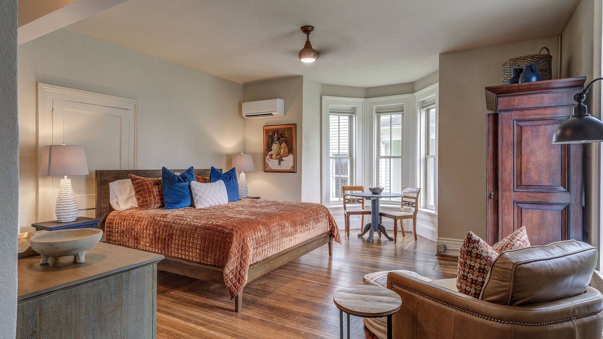 Bristol Apartment | Historic 1880s 1-bedroom Downtown Apartment