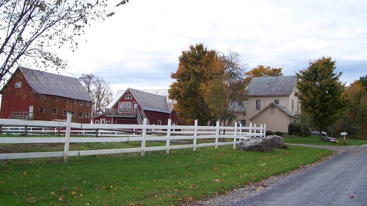 Bridport House | Historic 1888 3 bath 4 bedroom 11ppl. Farmhouse w/great views 15 min. from Midd