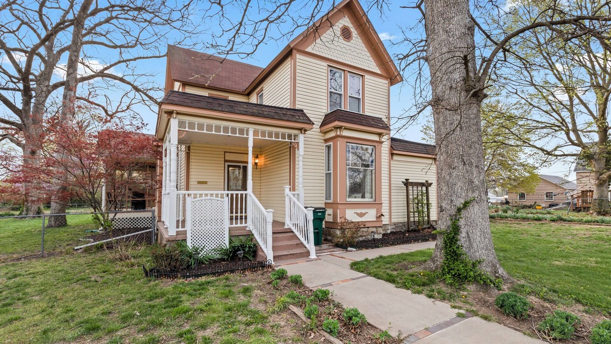 Monett House | Historic 1890, 3-bed Victorian townhome in welcoming Monett with WiFi, AC