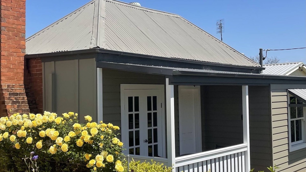 Cowra Cottage | Historic 2 bedroom cottage walking distance to the Cowra Japanese Gardens.