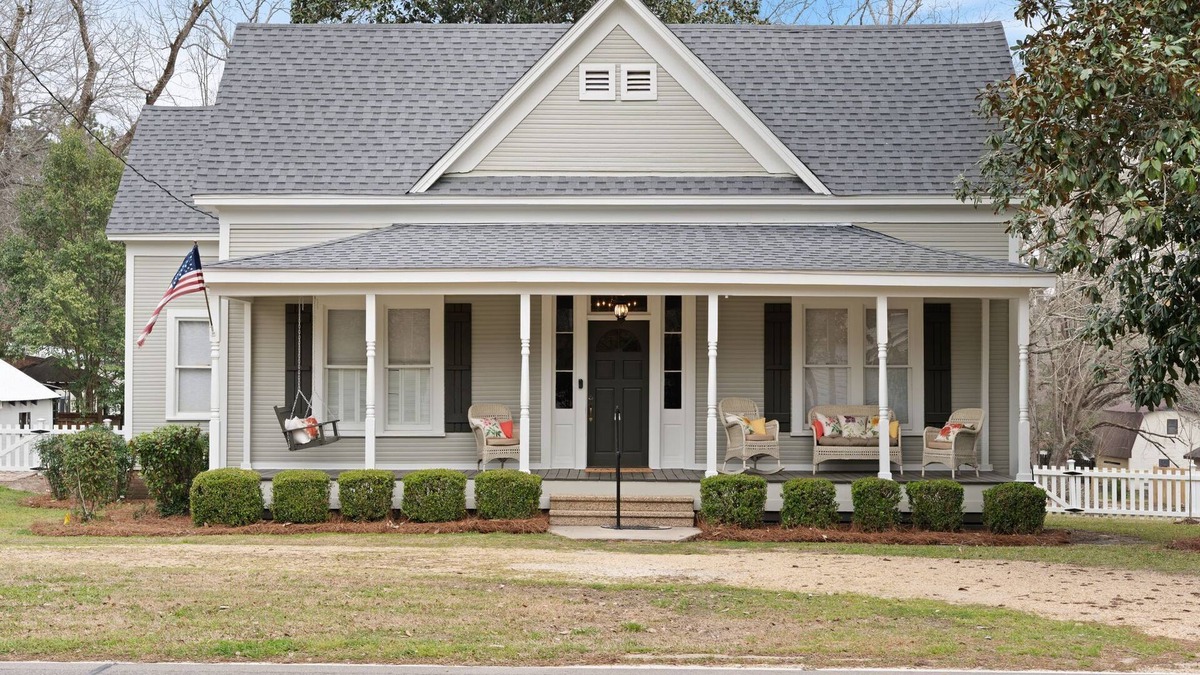 Sumrall House | Historic 3-bedroom Farmhouse in Sumrall