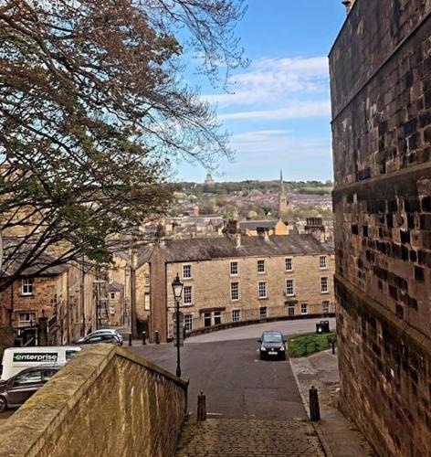 Lancaster House | Historic 3 double bed whole house by castle
