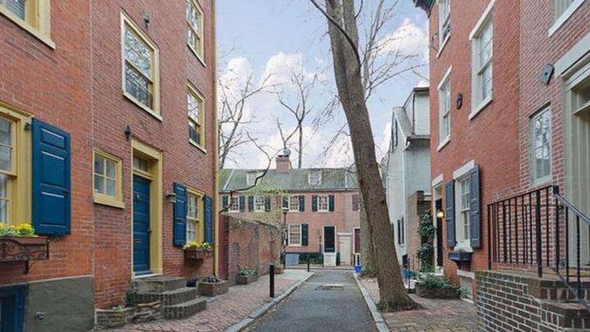 Gayborhood House | Historic 3 story Center City Row House near attractions -Washington Sq.