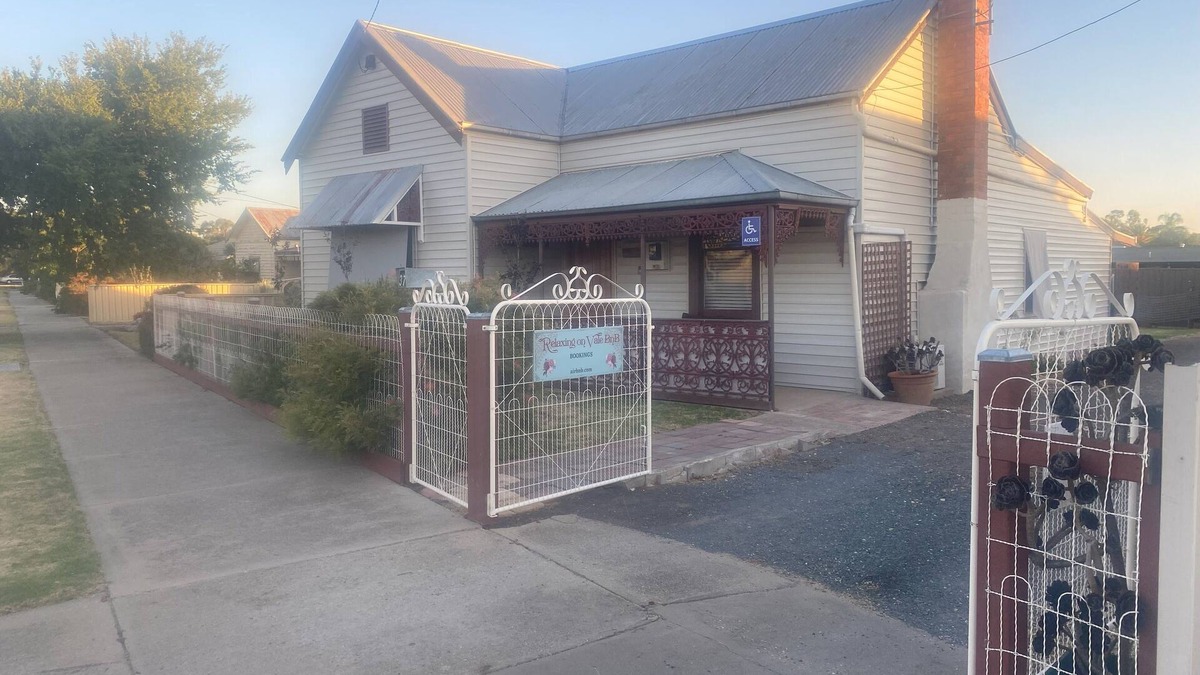 Nagambie House | Historic 4 bedroom cottage in town tastefully renovated with accessible bathroom