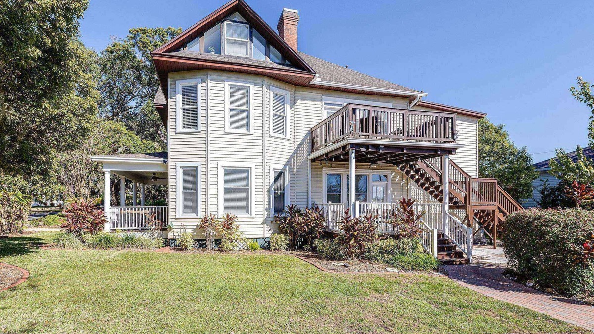 Lakeland House | Historic 5BR |4 King Beds | Walk to Florida Southern U | Private Deck | Near Lake Hollingsworth!