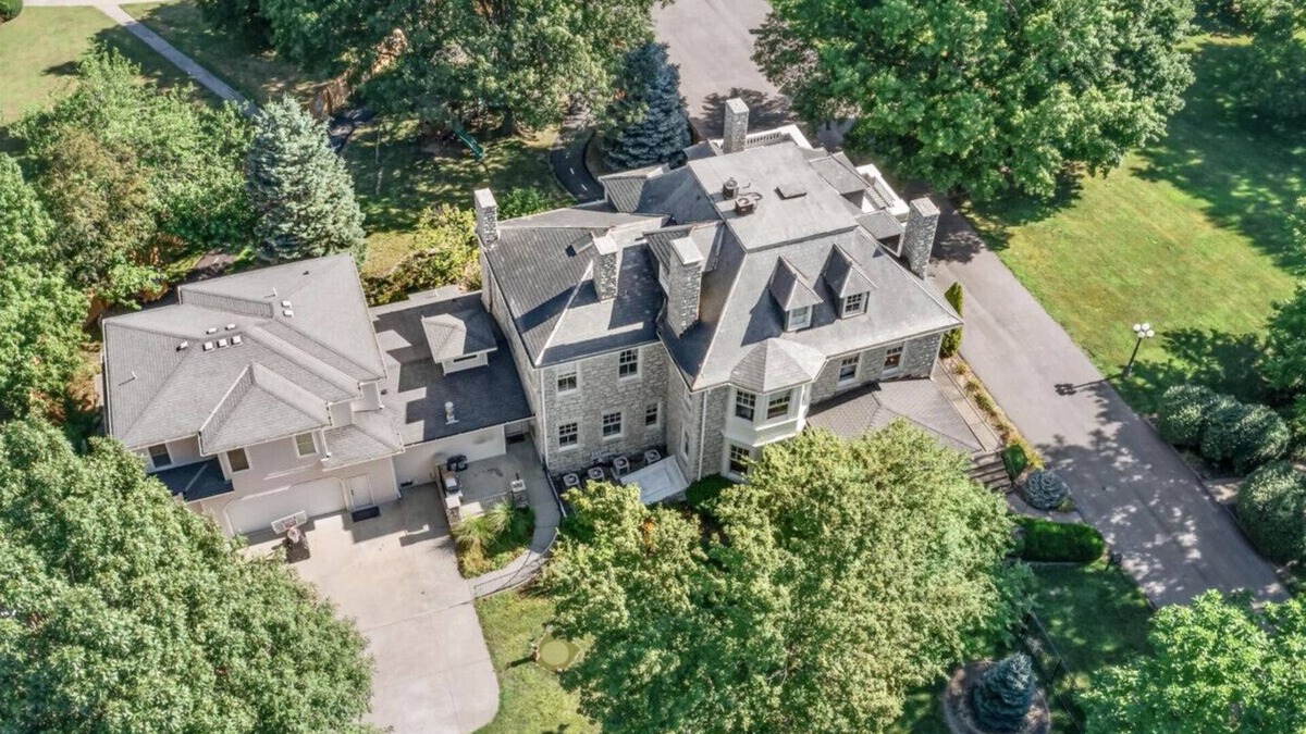Independence Apartment | Historic 9 BR/10 bath with putting green/splash pad
