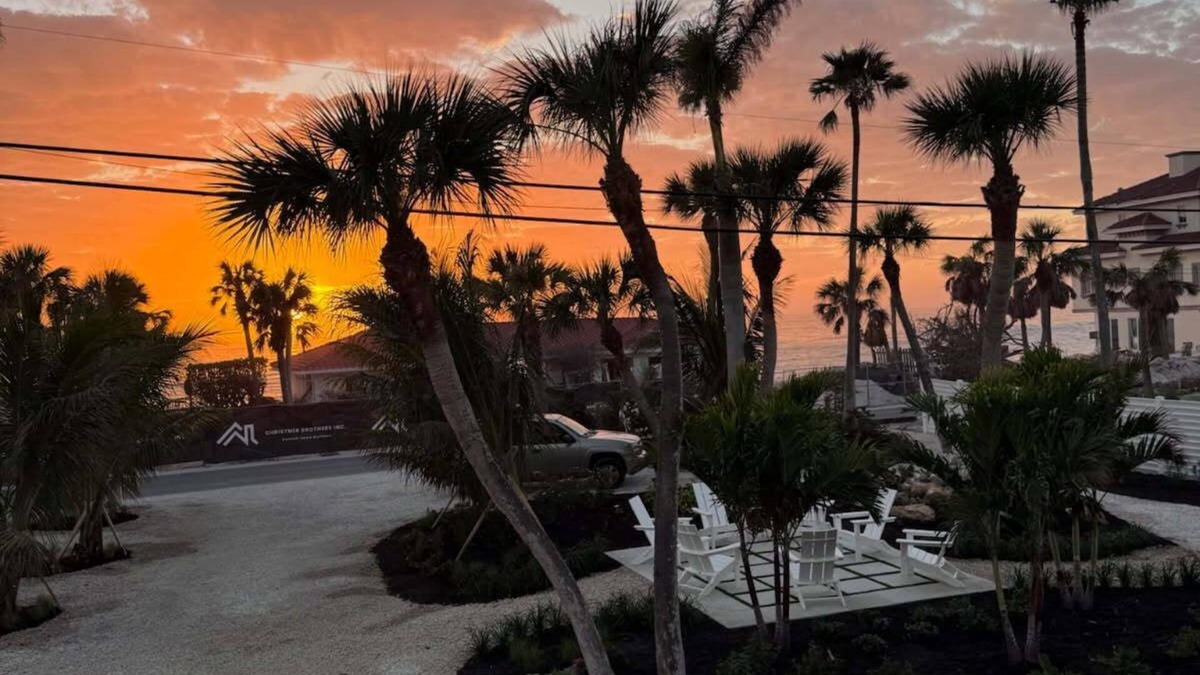 Nokomis House | Historic Admiral Benbow Club Suite-4 beds x 4 Baths, 2 Kitchens, Beach Access !