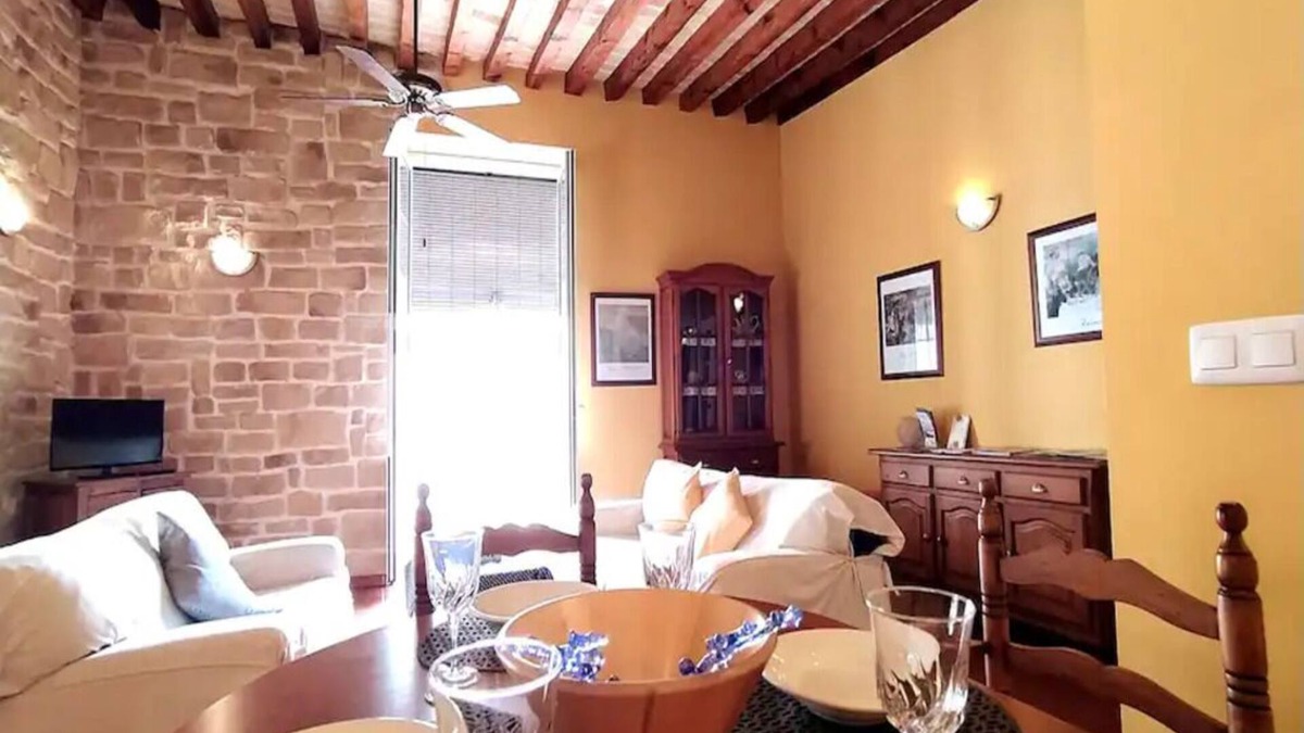 Alicante City Centre Apartment | Historic apartment with views of the Basilica of Santa Maria and 2 min. from sea
