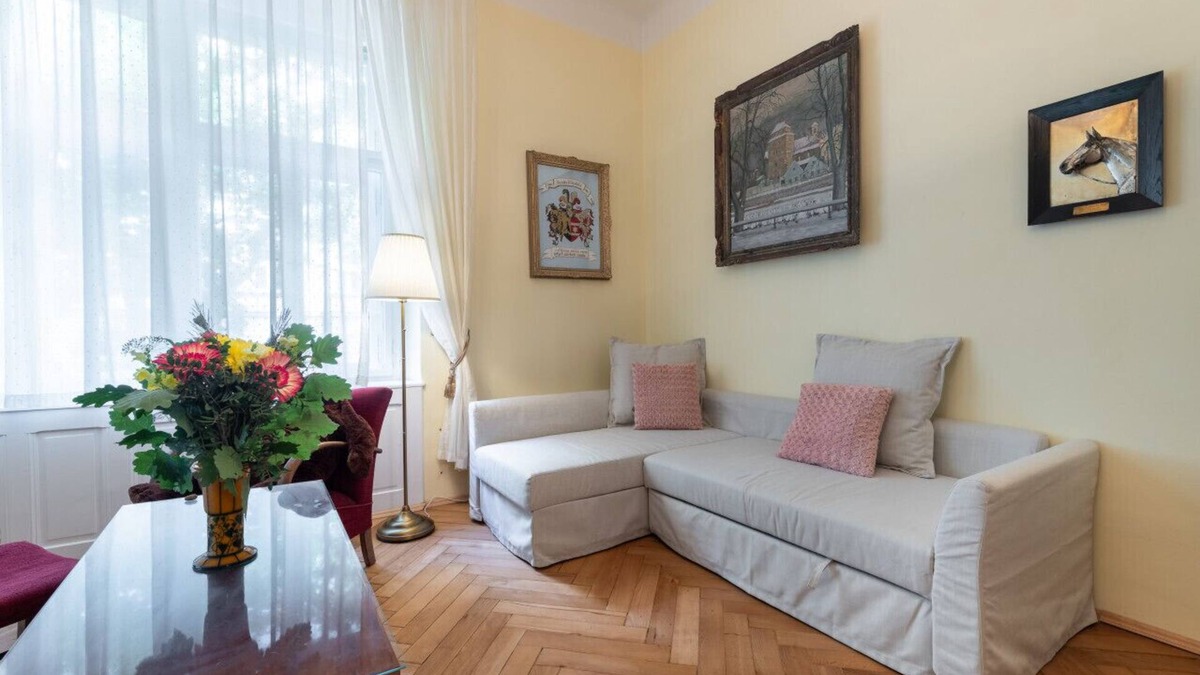 Vinohrady Apartment | Historic apartment close to Square of Peace