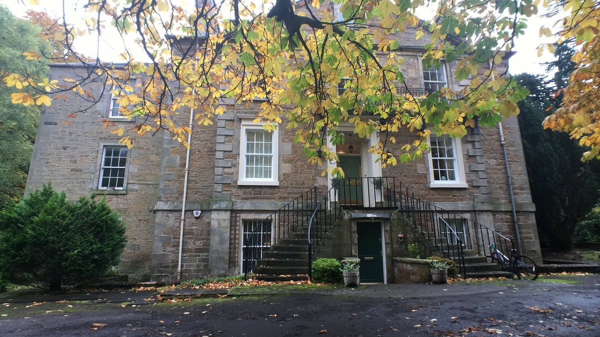 Colinton Apartment | Historic Apartment in Colinton Village with Car Parking
