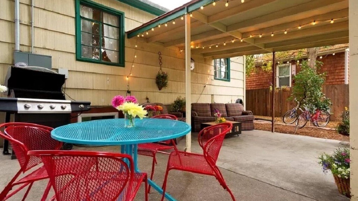 North End House | Historic Art-Deco Suite easy walking distance to downtown, Hyde Park and River!