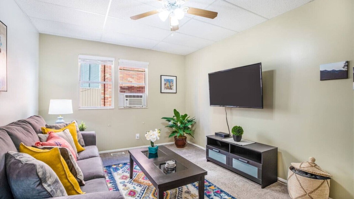 Lower Avenues Apartment | Historic Avenues Apt Downtown-25% Off Ski Rentals