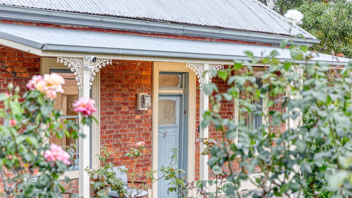 Creswick House | Historic Bluestone Cottage in Creswick EST 1860