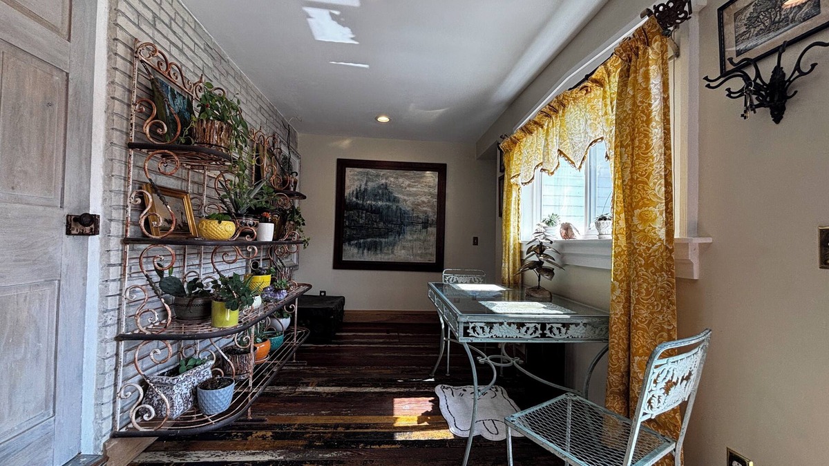 Hannibal House | Historic brick 2-bedroom house in downtown Hannibal with off street parking WiFi