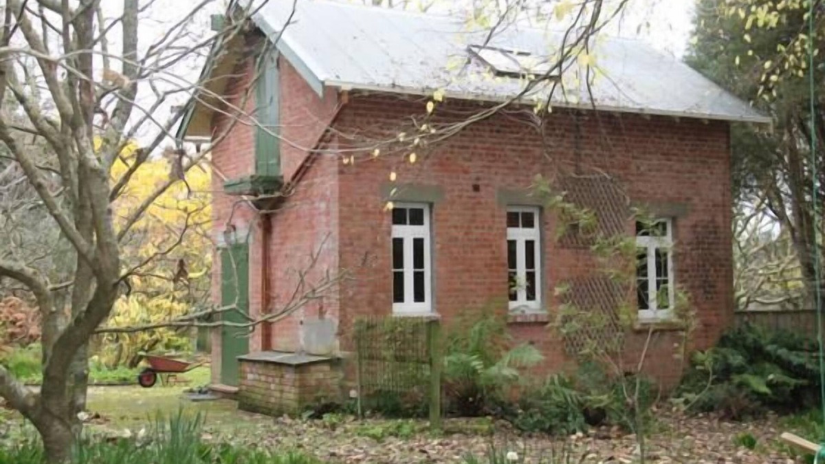 Otaki Cottage | Historic brick stables