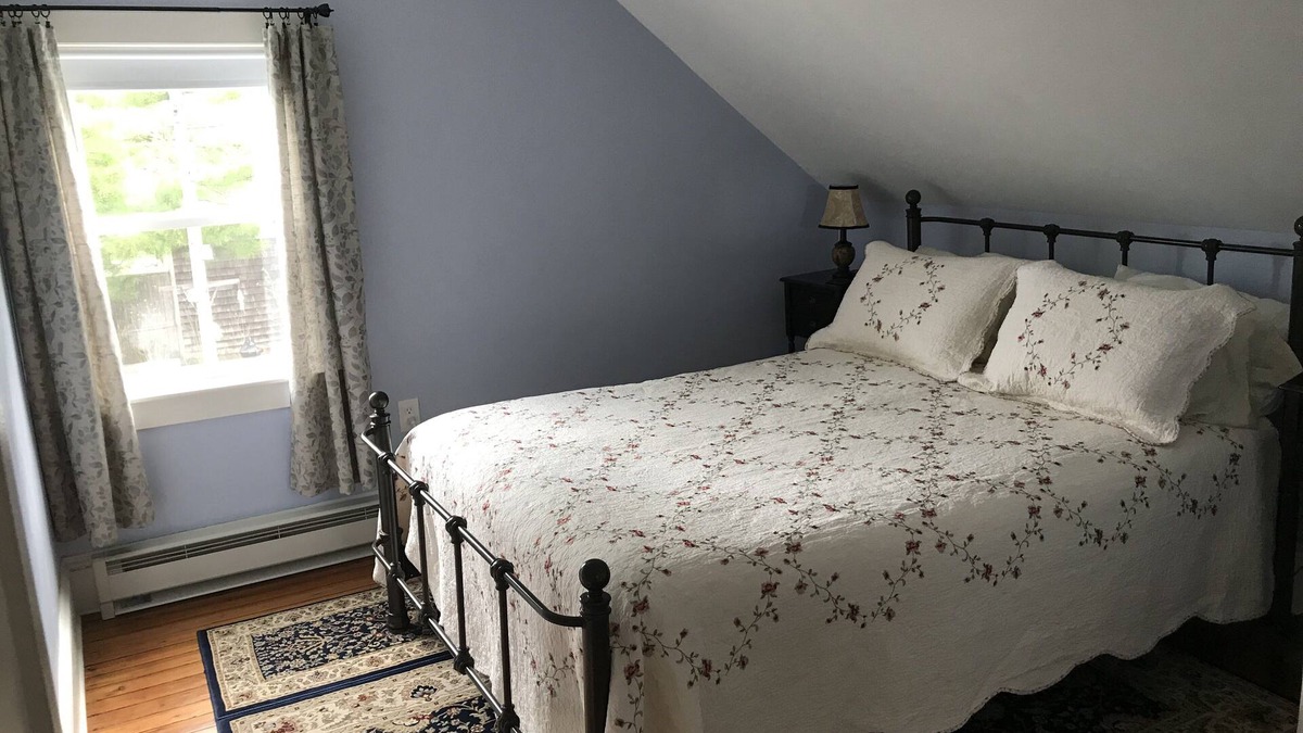 Bristol Apartment | Historic Bristol Town Center Apartment