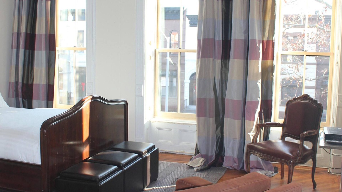 Bedford-Stuyvesant House | Historic brownstone living - understated elegance