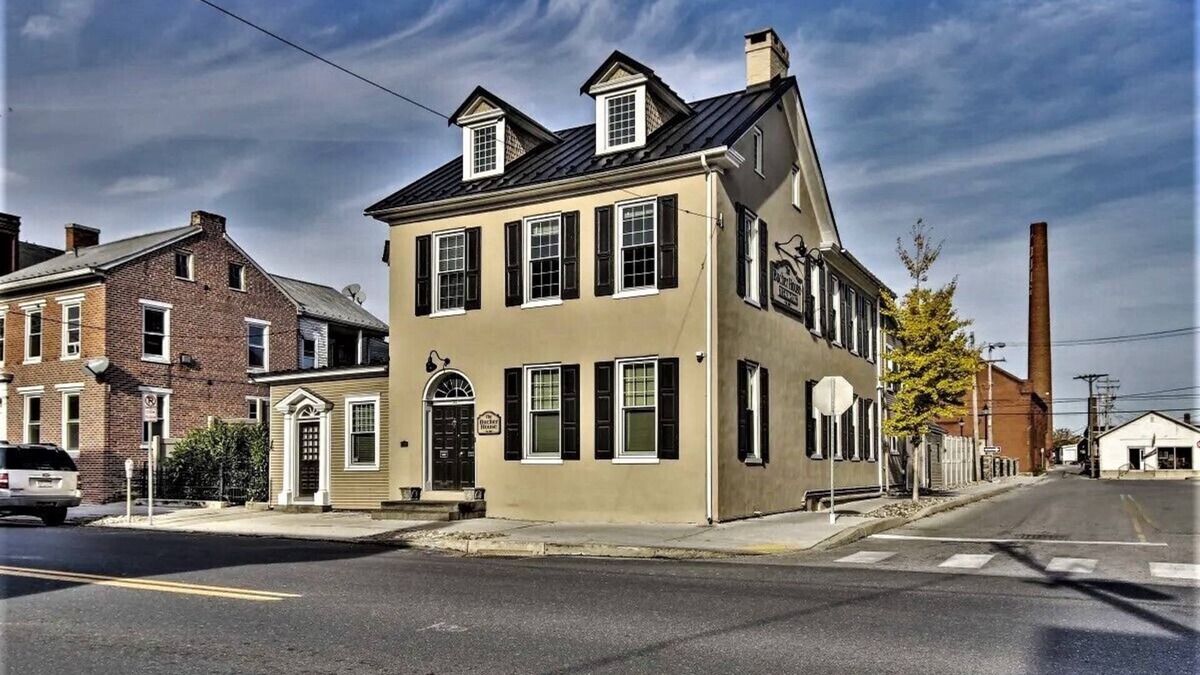 Hanover House | Historic Bucher House with central location to Gettysburg and Lancaster Amish