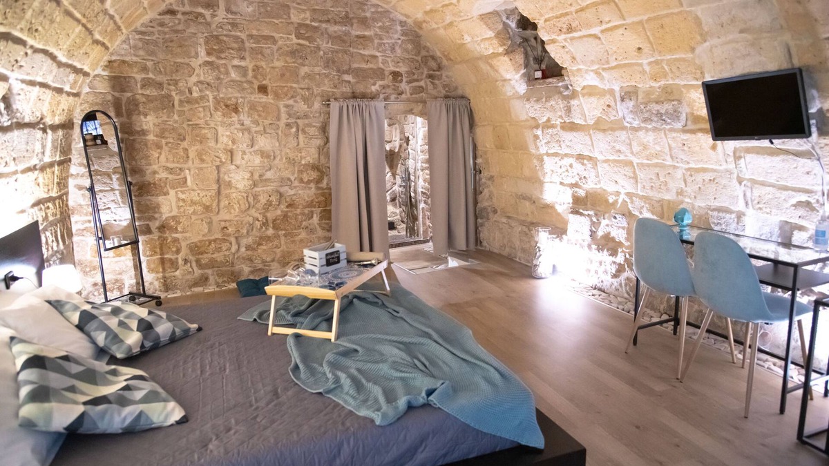 Trani House | Historic building with terrace