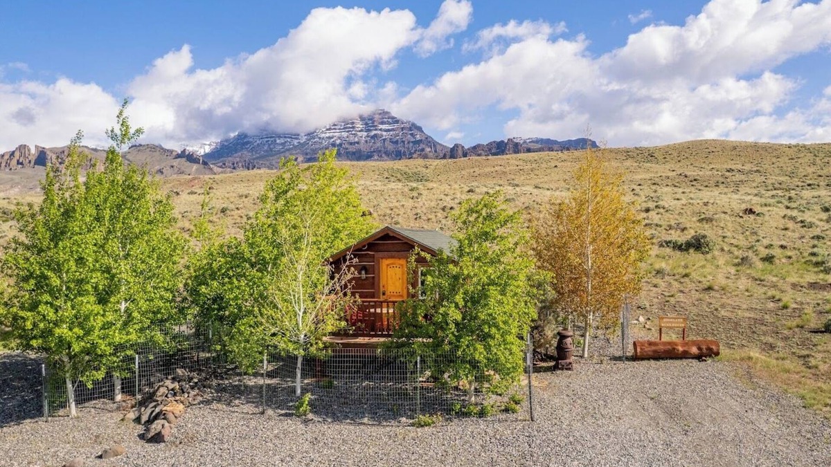 Wapiti Cabin | Historic Bunkhouse with 360 degree Mountain Views with river access