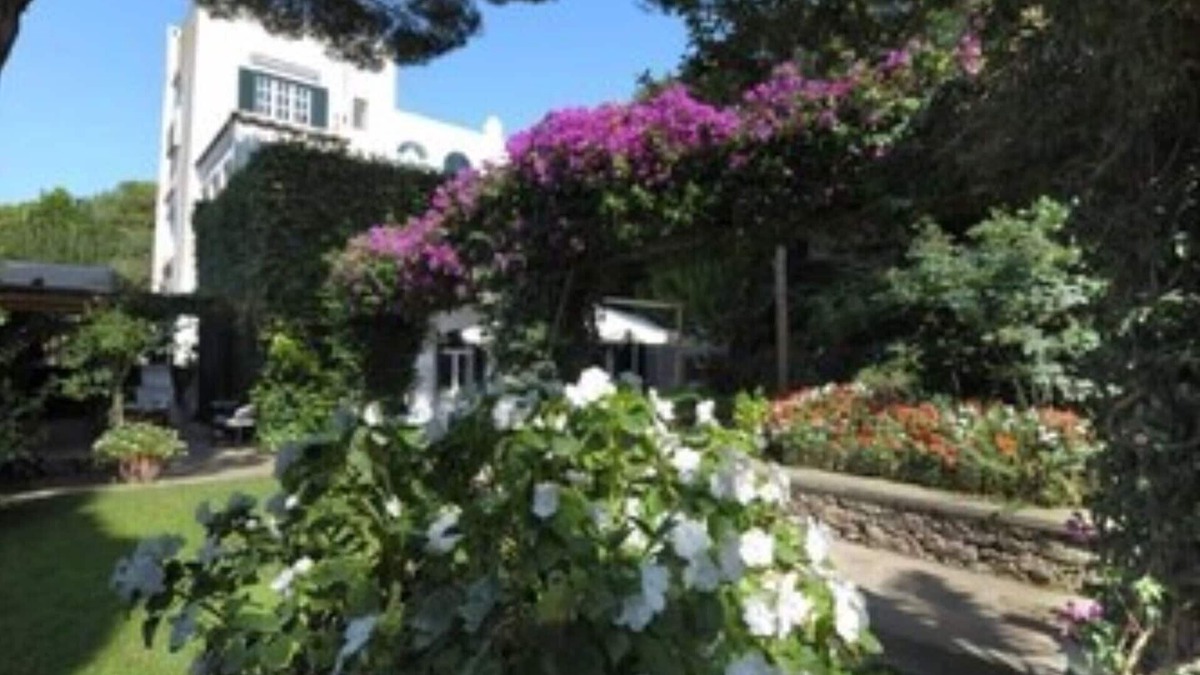 Tiberio Villa | Historic Capri villa with large garden with breathtaking, unforgettable views