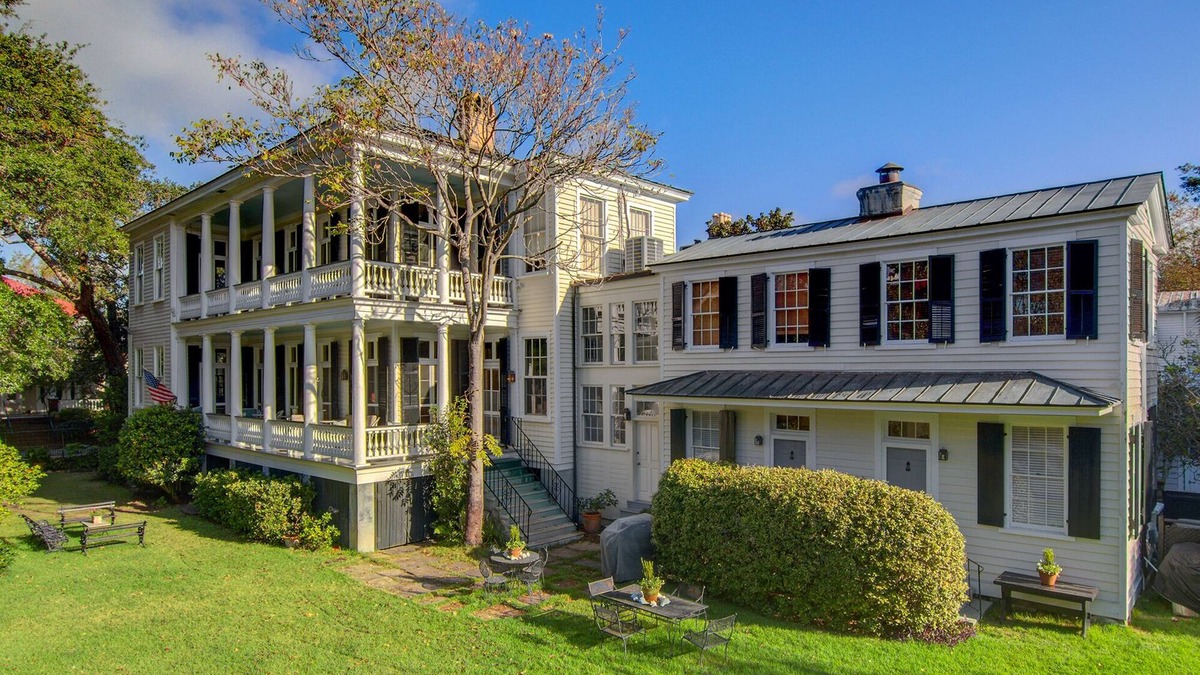 Charleston Historic District House | Historic Carriage House located South Of Broad. Charming and Private.