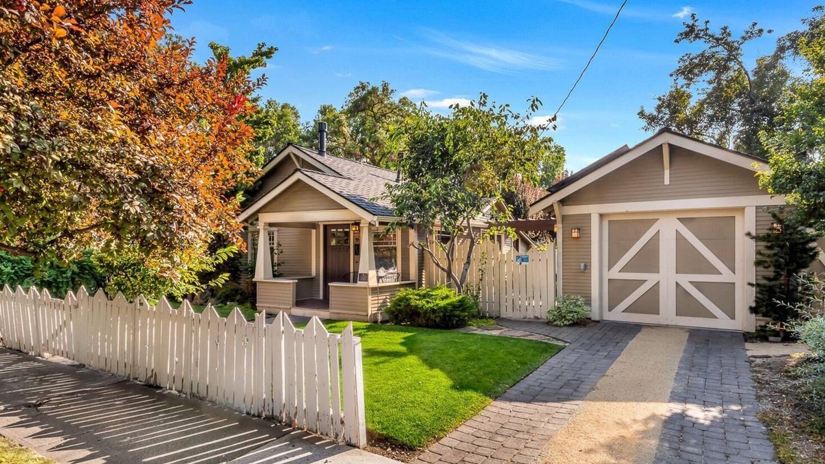 Old Bend House | Historic Cecil Sly House, Salt Hot Tub, Electric Charger, in Downtown