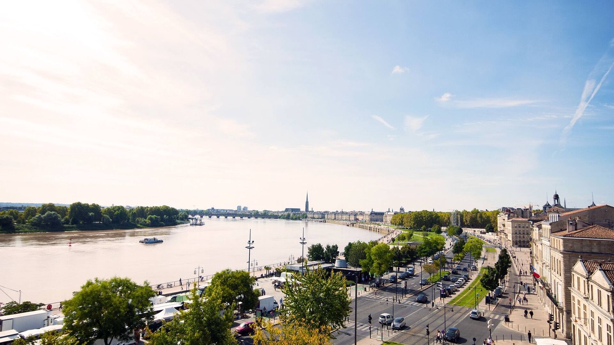Bordeaux Apartment | Historic center, a terrace over the city and the river, lift, A/C, parking.